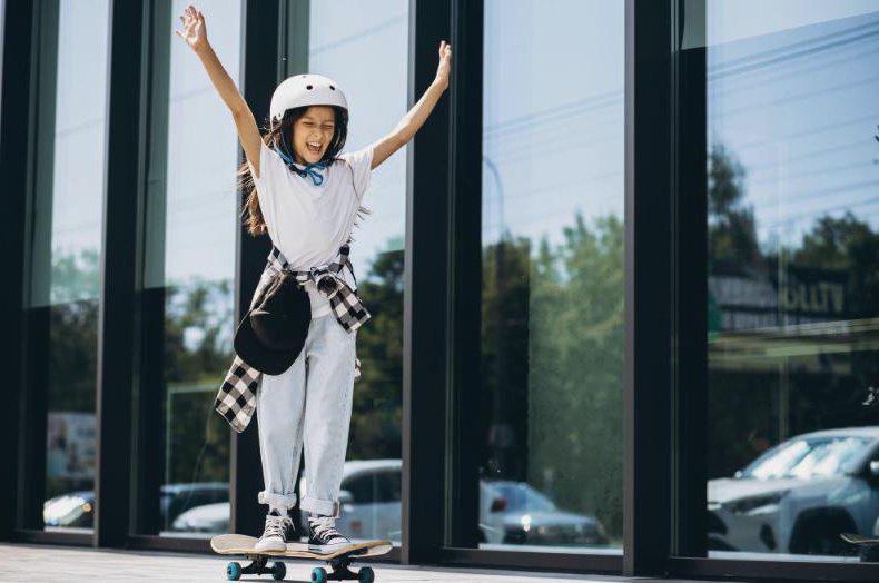 dívka na skateboardu nosit helmu